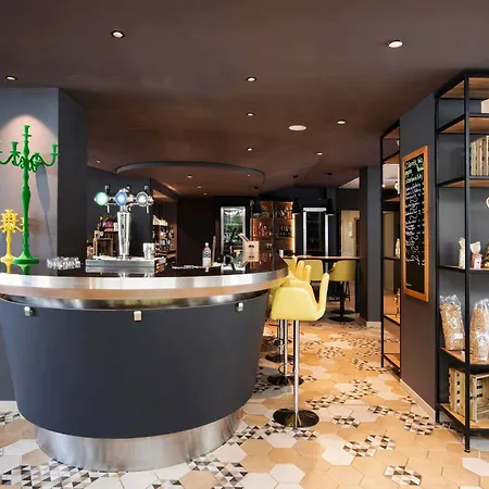 诺沃特艾弗里库尔库洛纳酒店 4* Courcouronnes