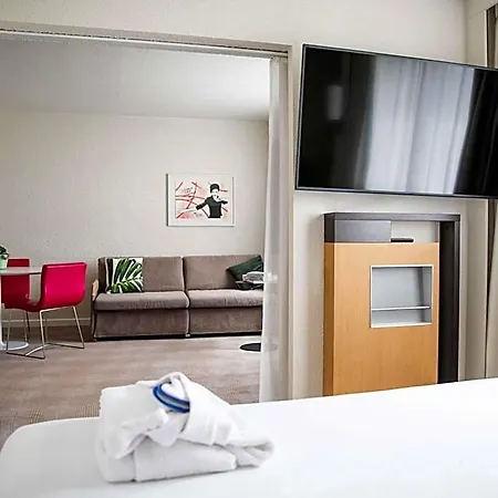 Novotel מלון 4*